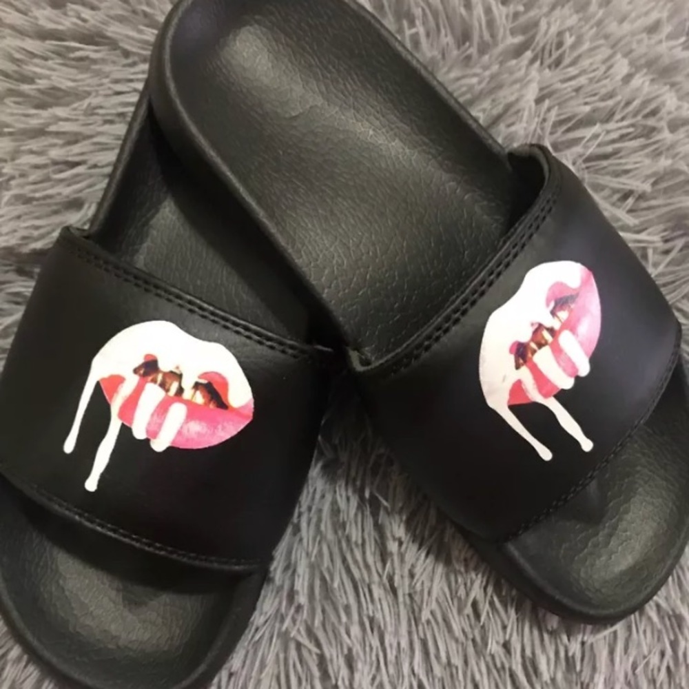 Kylie Jenner lips slides/ flip flops size 6